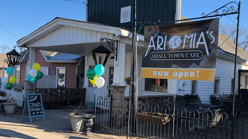 Ari & Mia's Small Town Cafe – Miamitown