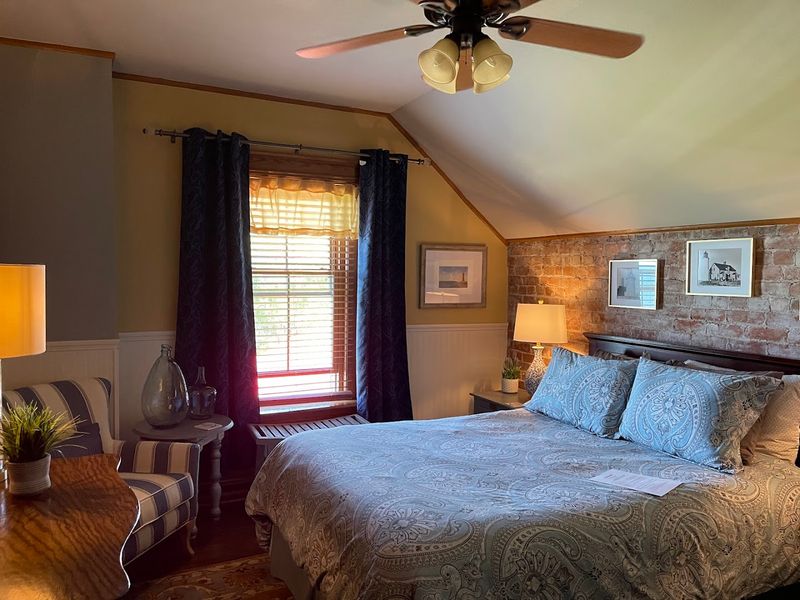 Rooms With Lake Murmur