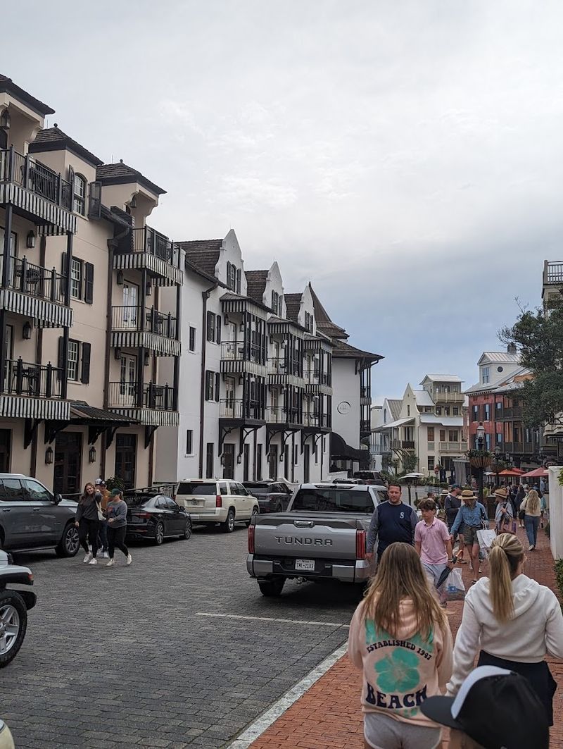 Town Squares That Encourage Lingering