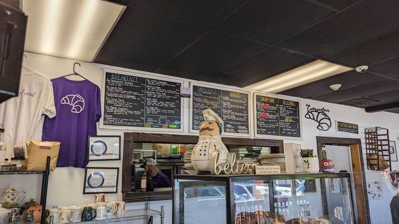 Charming Décor That Evokes Parisian Elegance