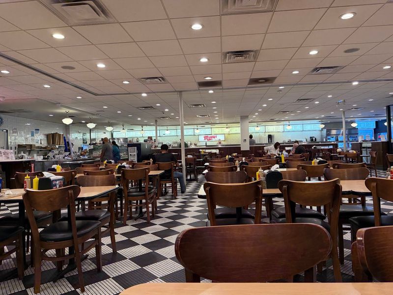 Trays, Rails, And A Room Full Of Chicago