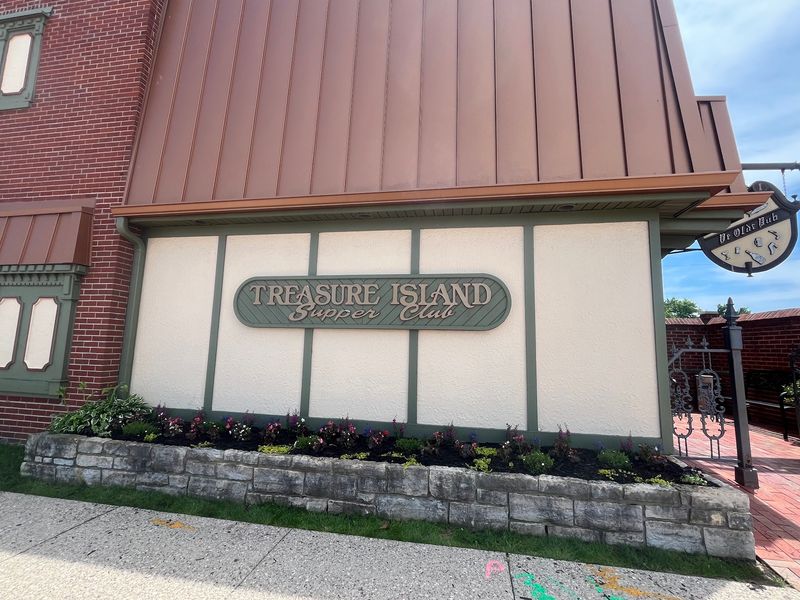Treasure Island Supper Club, Moraine