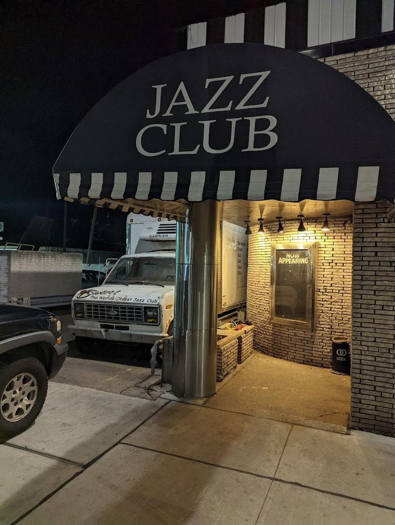 Treat The Night As A Detroit Landmark Experience Treat The Night As A Detroit Landmark Experience