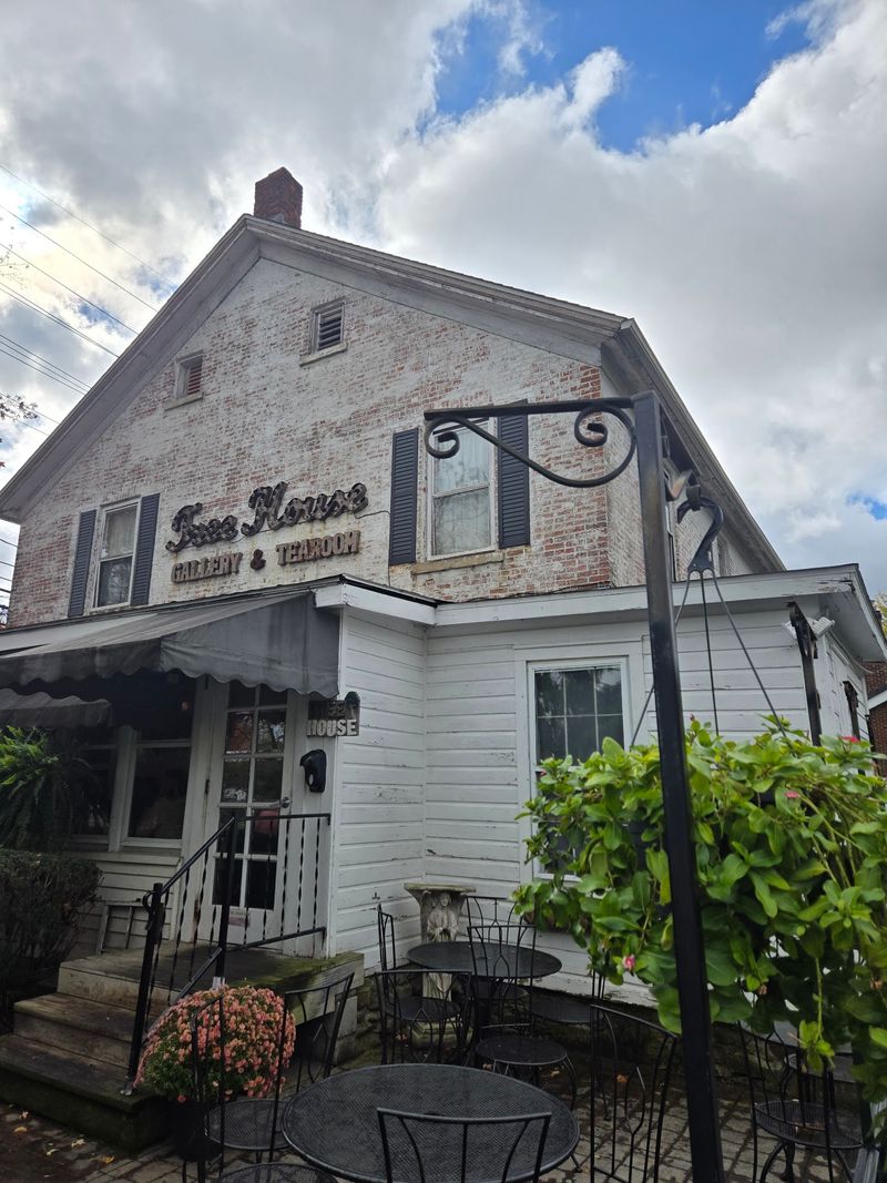 Tree House Gallery & Tea Room, Avon