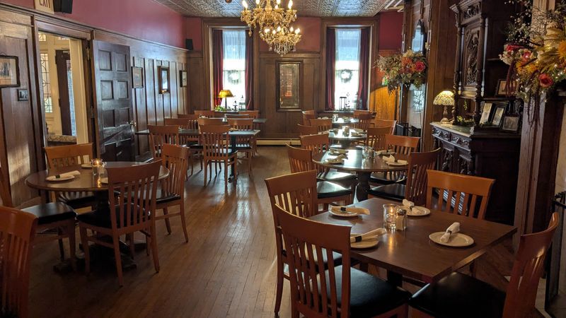 The Stone House Restaurant and Inn (3023 National Pike, Farmington, PA 15437)