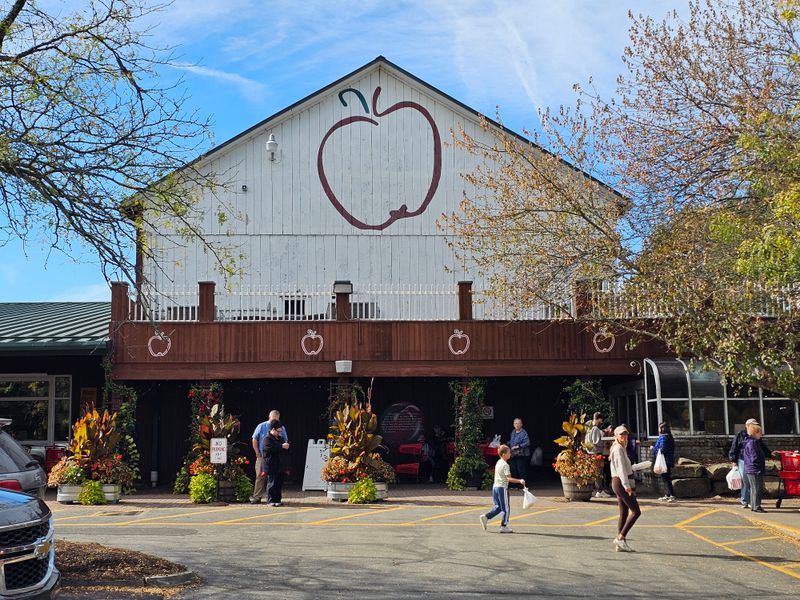 White House Fruit Farm, Canfield