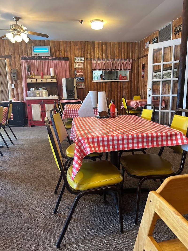 Casual Dining Room With No-Frills Charm