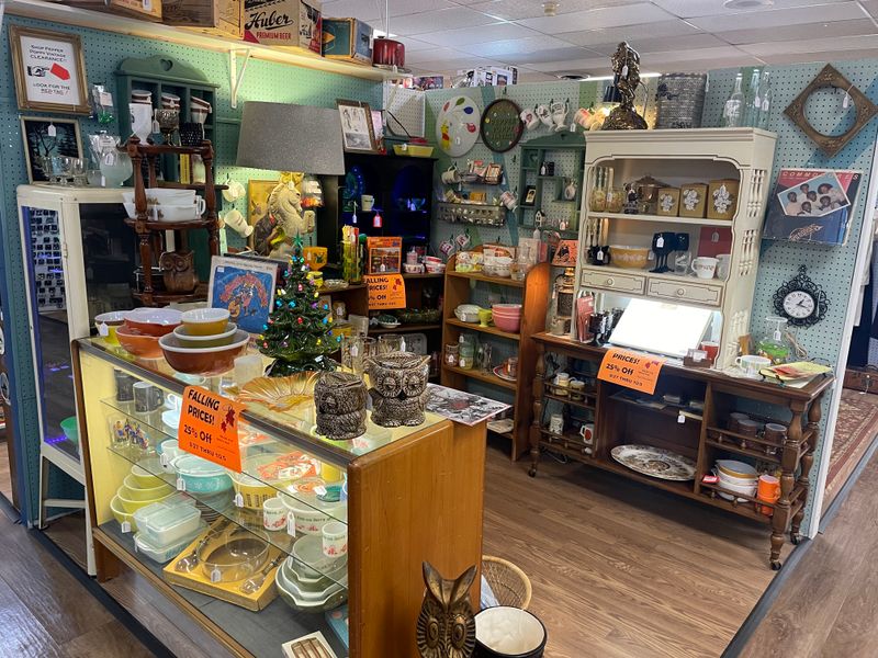 Respect The Two Worlds: Antiques And Crafts