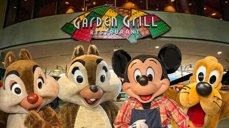 Garden Grill: Rotating Views and Farm-Fresh Food