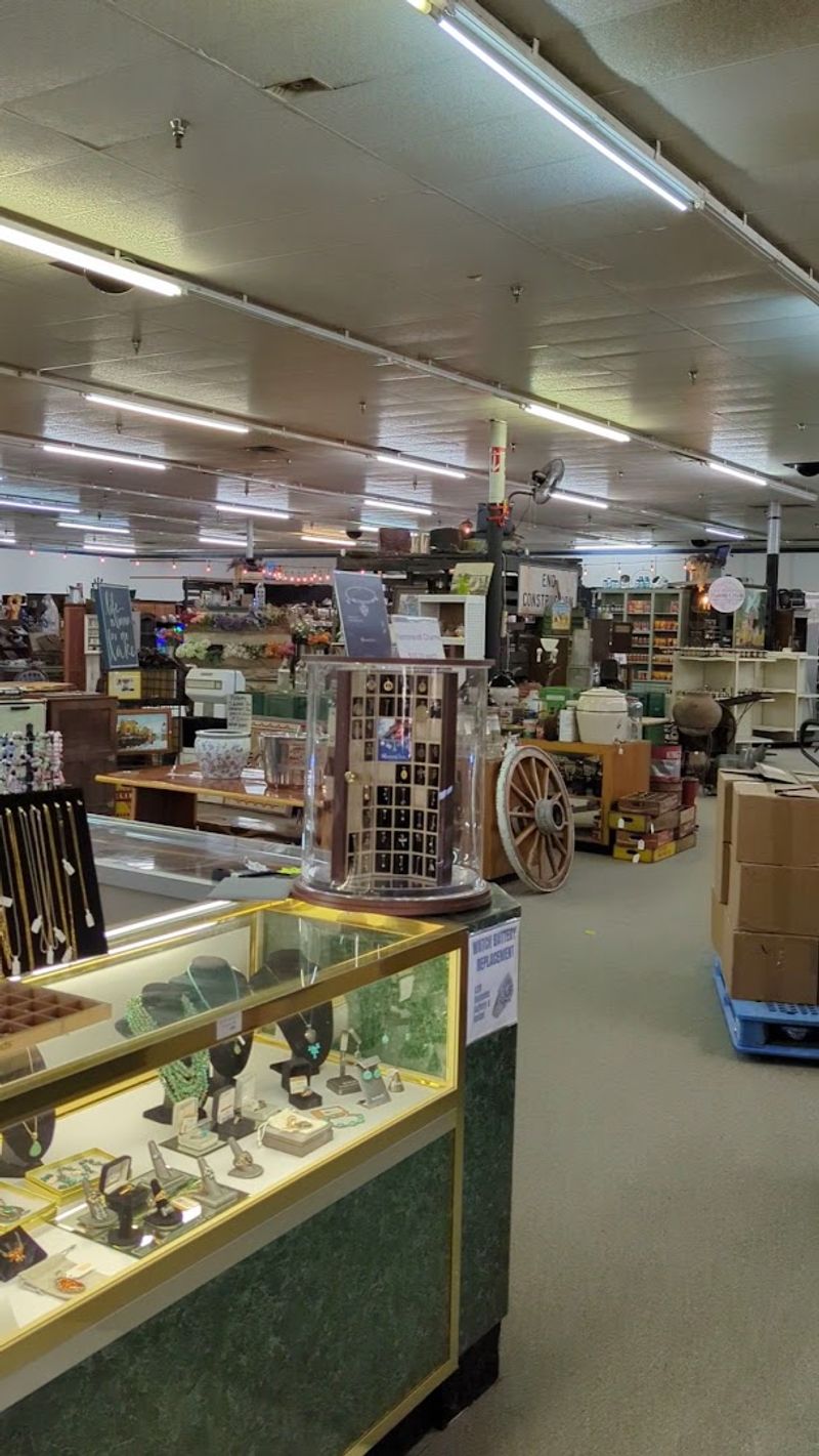 Backyard Antiques, Clinton