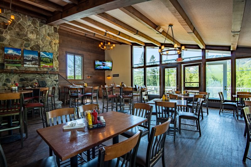 Mid-Mountain Lodges And Green Apron At Stratton