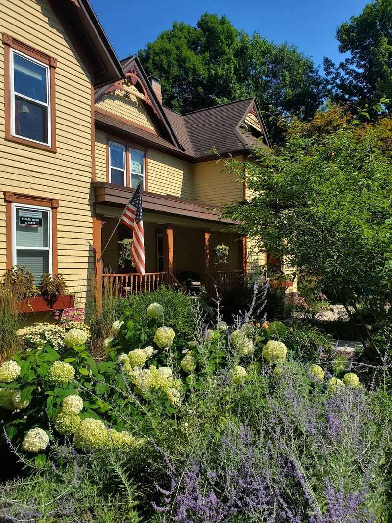 Twin Oaks Inn