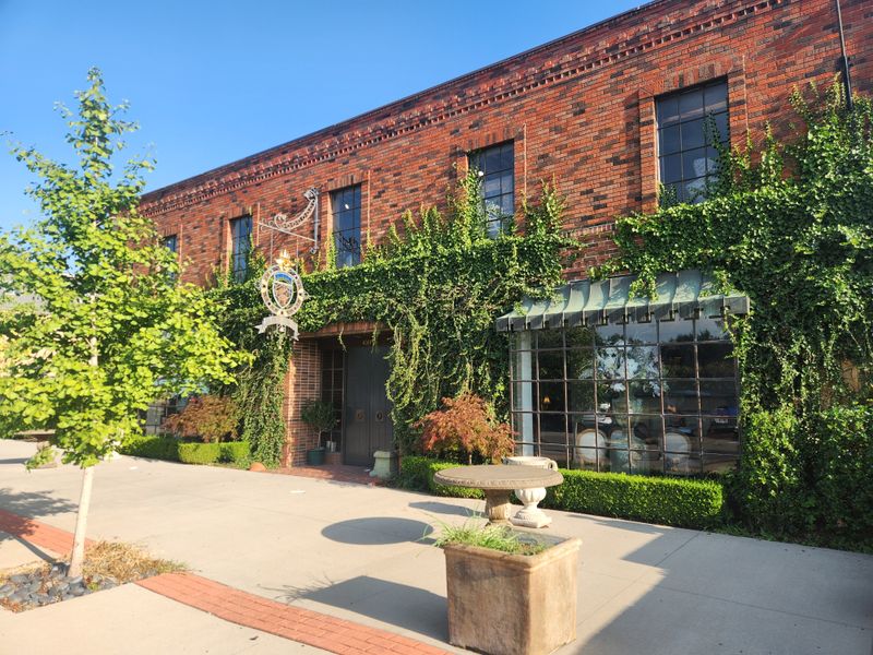 Vivilore, Independence