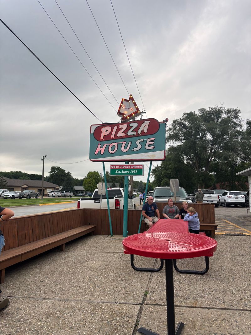 Charlie’s Pizza House