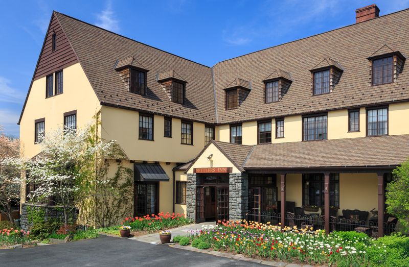 The Settlers Inn — Hawley, PA