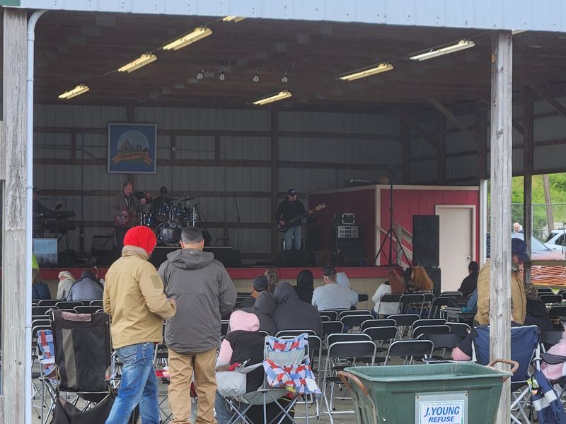 Vendors, Crafts, And Local Finds