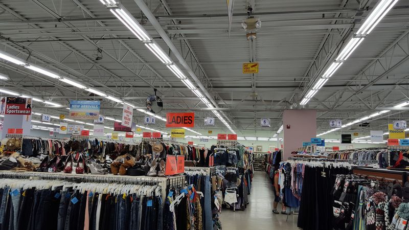 Village Discount Outlet, Akron