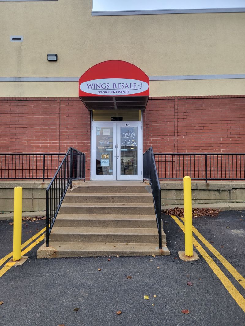 WINGS Resale Store – Schaumburg (300 W Golf Rd)