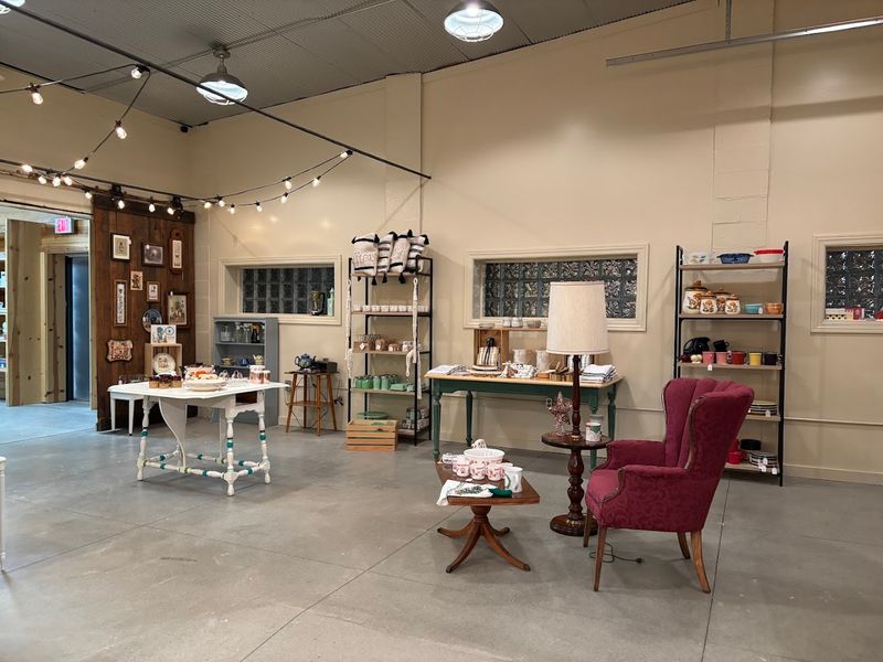 Eighteen West Boutique & Vintage, Seville, OH