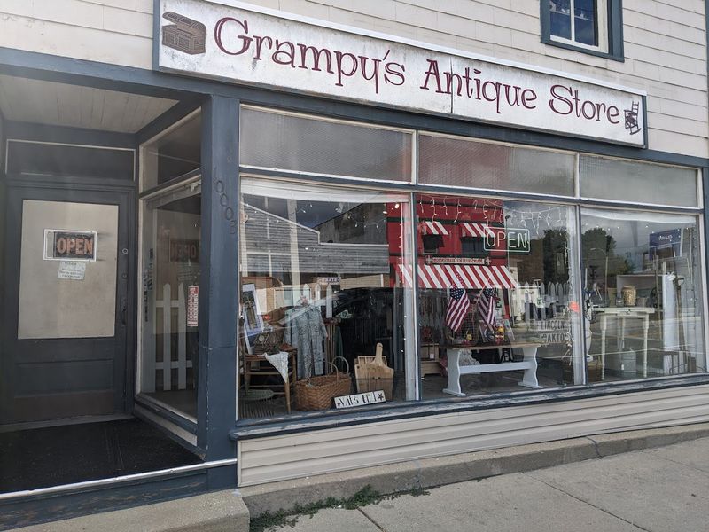 Hebron, Illinois – Grampy's Antique Store