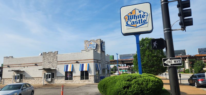 White Castle — 806 S Broadway St, St. Louis