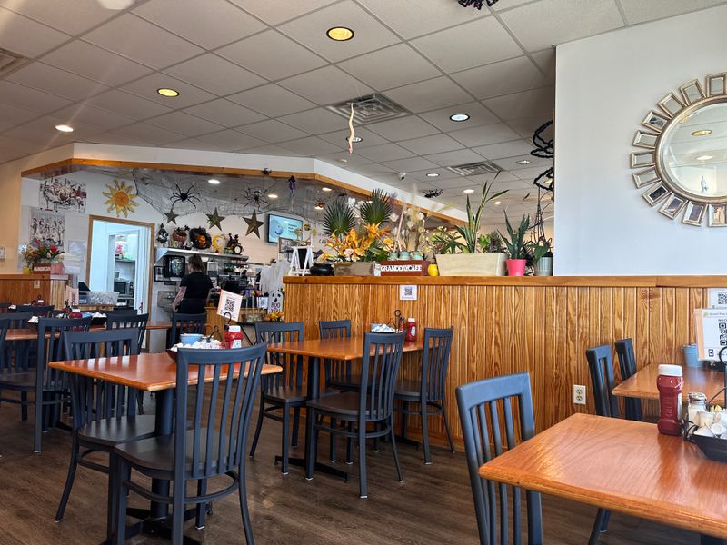 The Simple Digs That Let the Food Shine