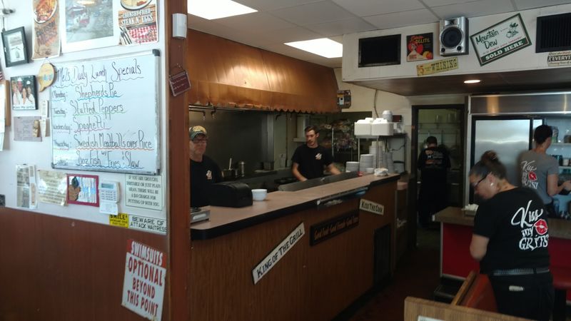 Shrimp and Grits That Punch Above the Diner Category