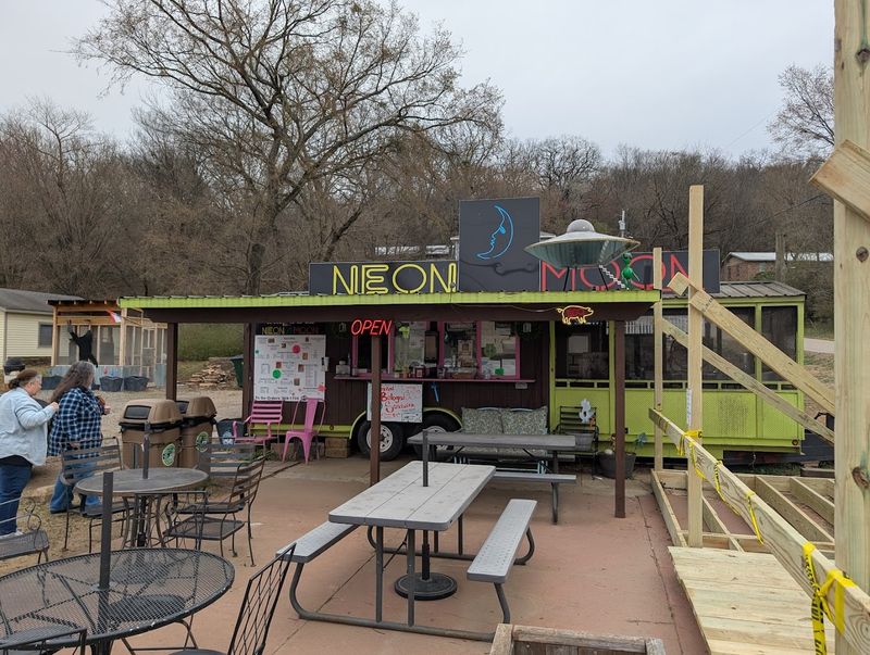 Neon Moon, Mountainburg