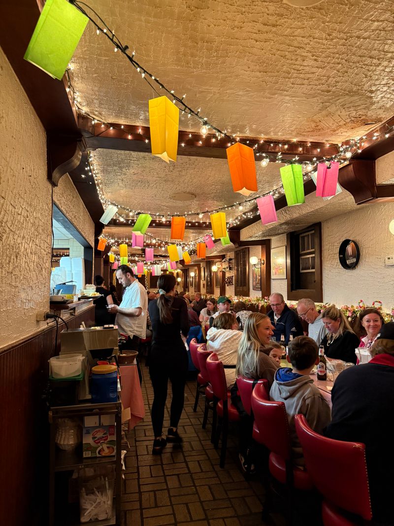 Time Your Visit: Lunch Calm, Dinner Buzz