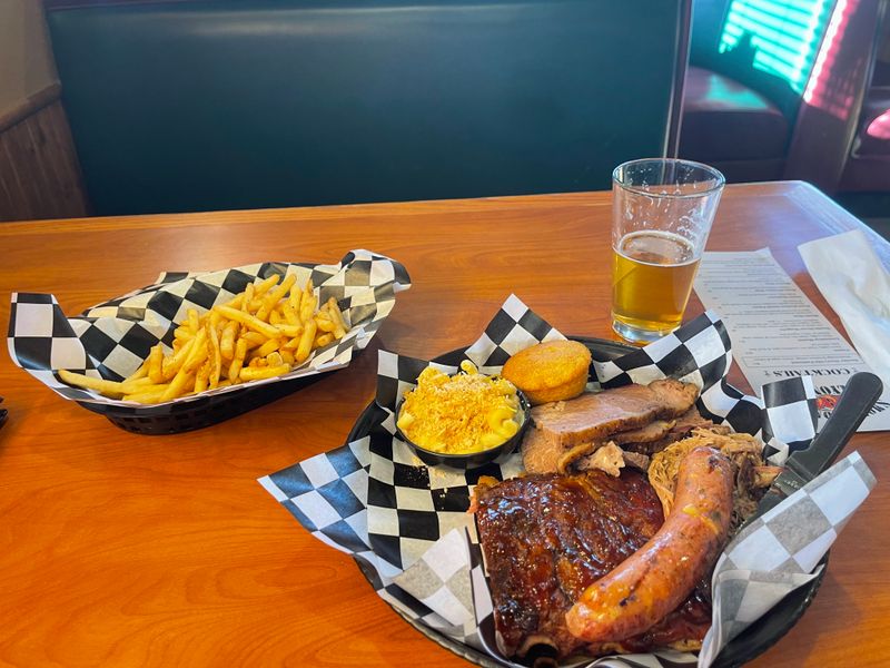 Smokin' Dave's BBQ & Brew – Lyons