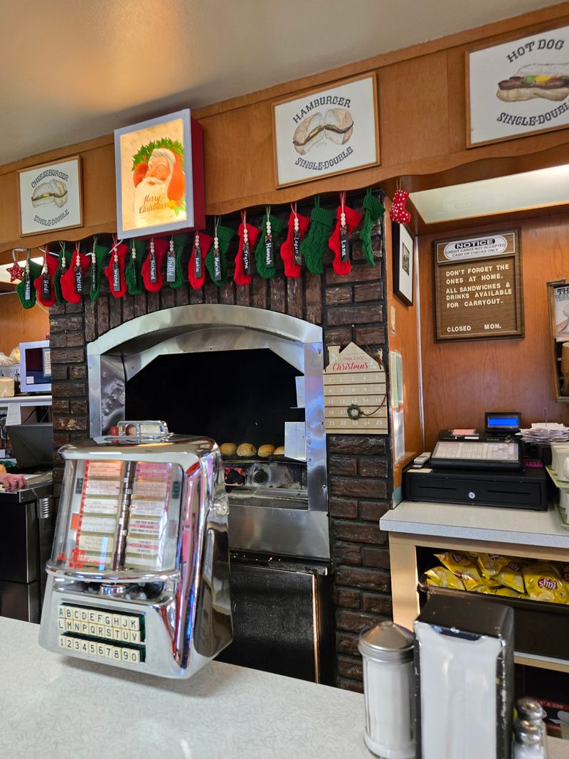 Mickey-Lu Bar-B-Q – Marinette