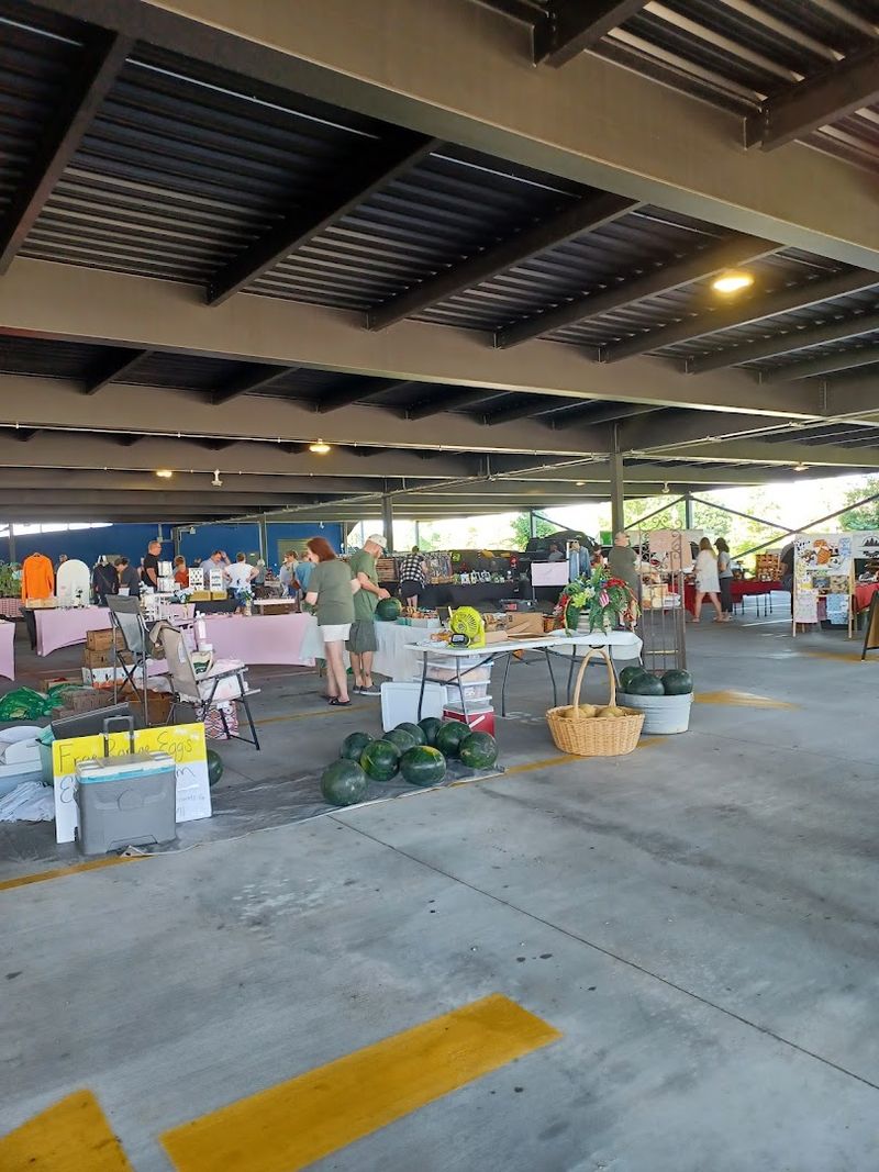 Weekend Crowds Bring The Market To Life