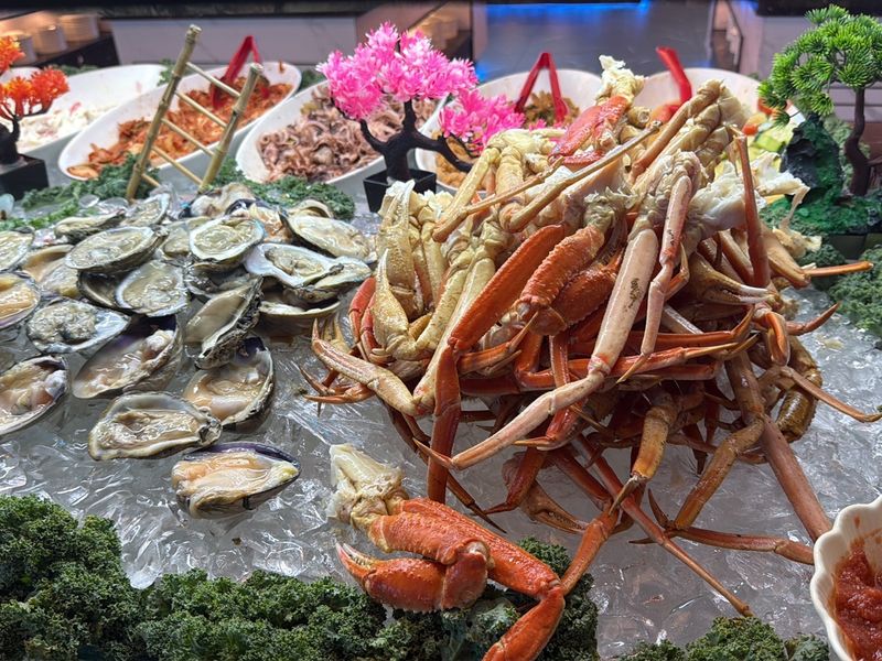 Weekend Lobster Drops Make Friday Night Feel Like A Holiday