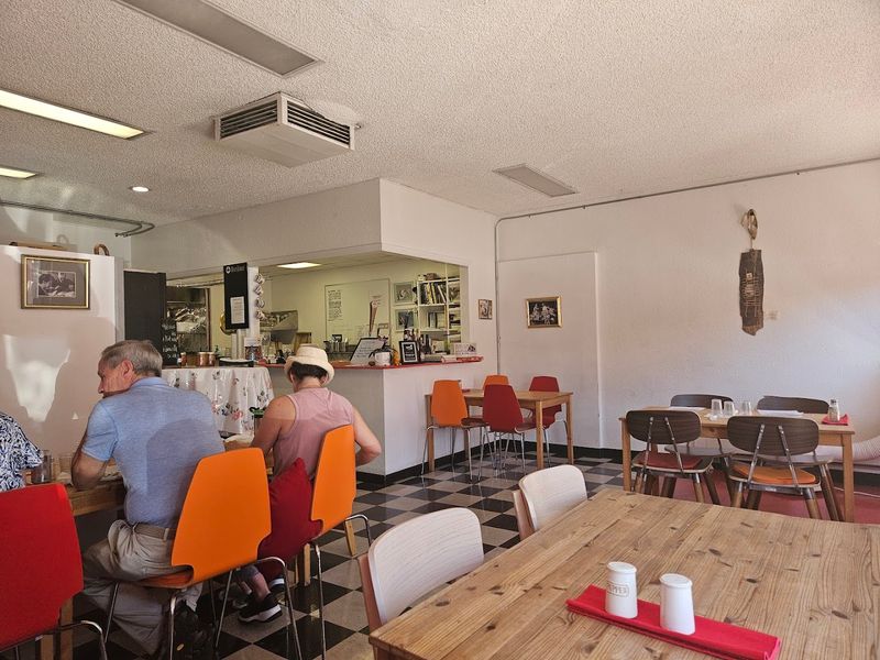 What Makes This Dining Room Feel Like Someone's Home Kitchen