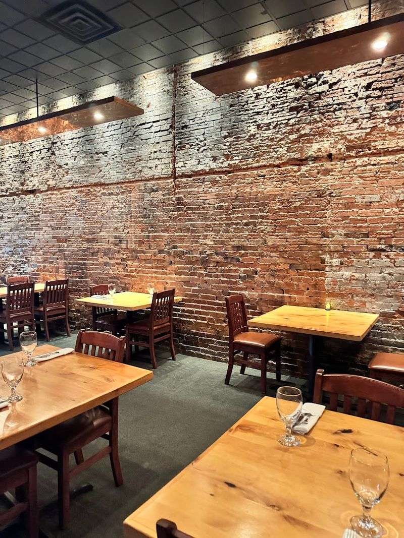 The Crowd This Restaurant Quietly Attracts