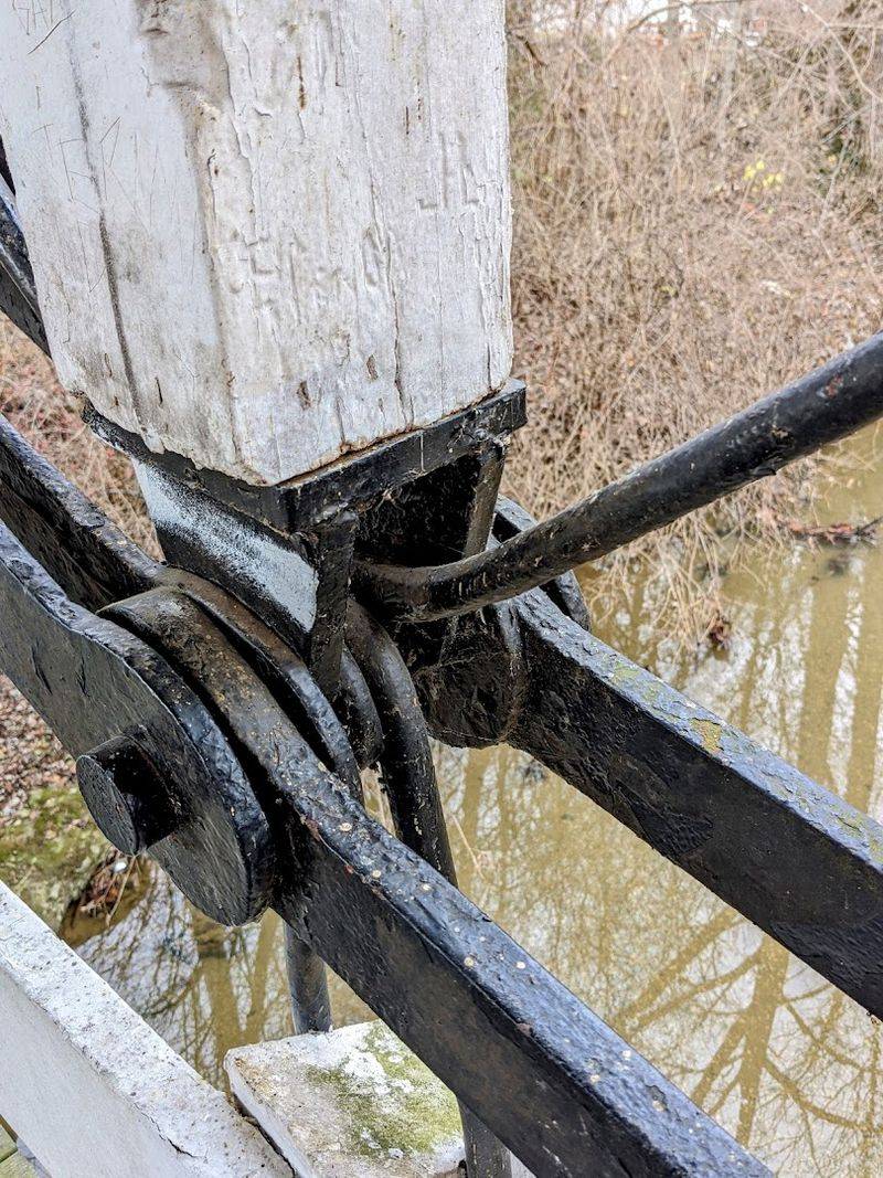 What the Bowstring Design Actually Looks Like Up Close