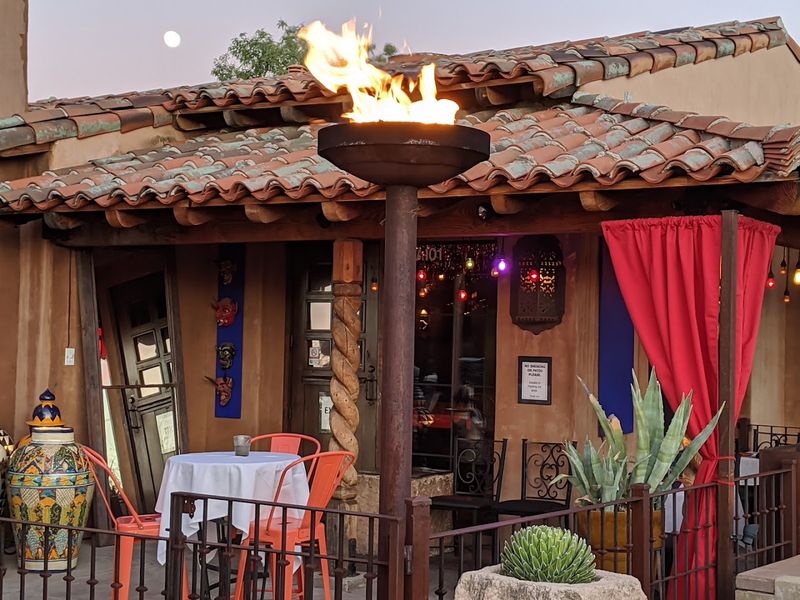 The Dining Room Vibe and Why Locals Call It Wacky