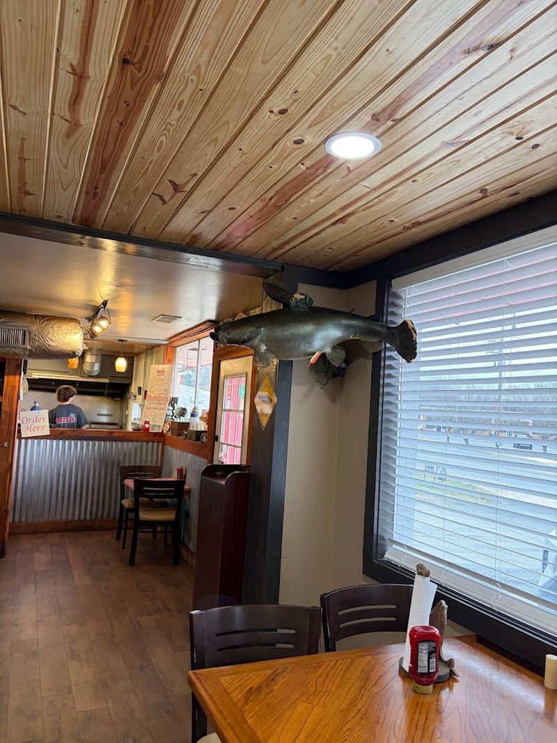 A Relaxed Dining Room That Feels Instantly Familiar