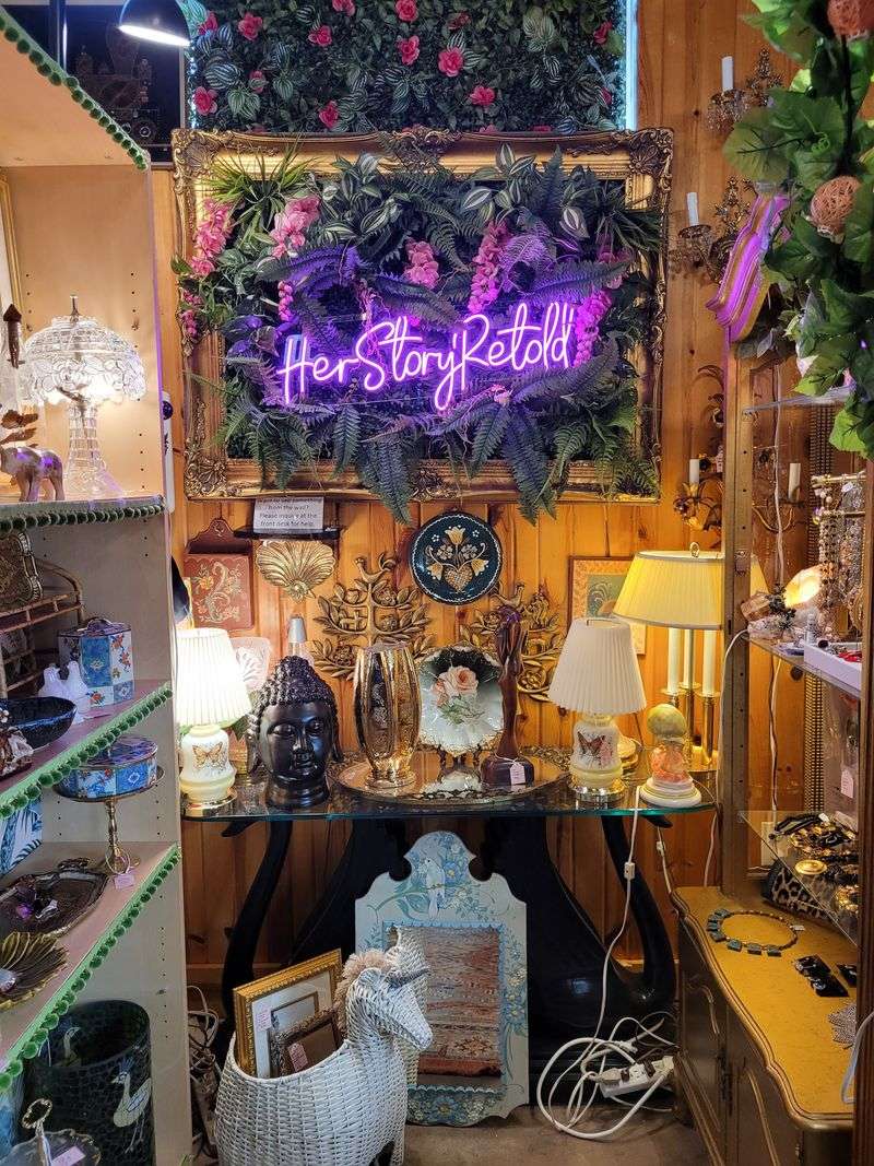 Atmosphere: Calm Buzz And Friendly Eyes