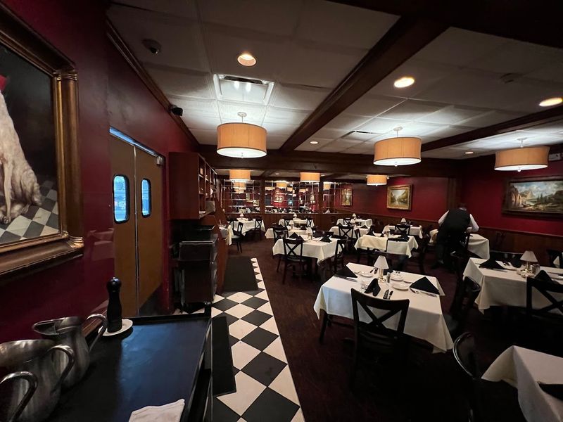 The Dining Setting That Feels Instantly Familiar