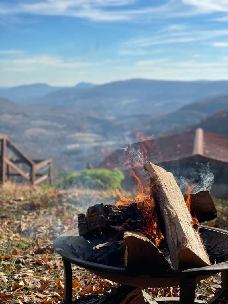 The Log Cabin Family Retreat With A Fire Pit And Balcony