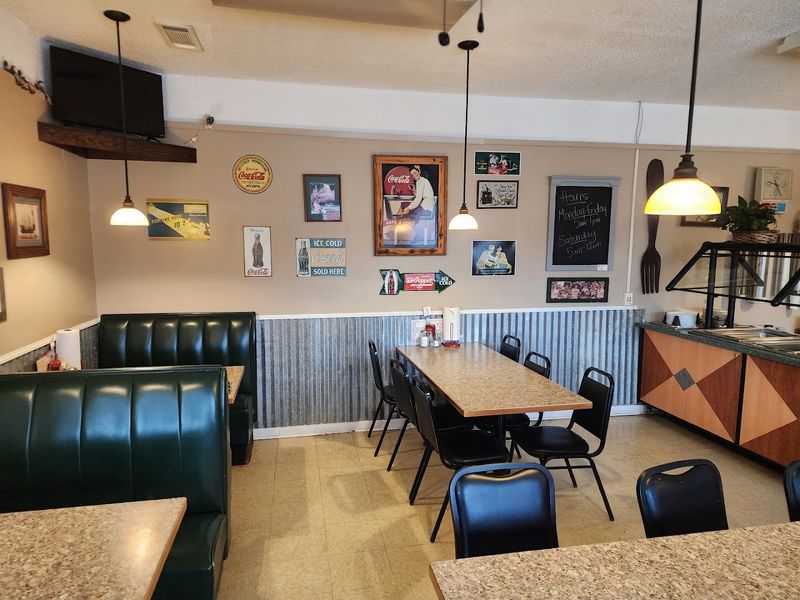 Where the Dining Room Has That Regulars' Table Feel Where the Dining Room Has That Regulars' Table Feel