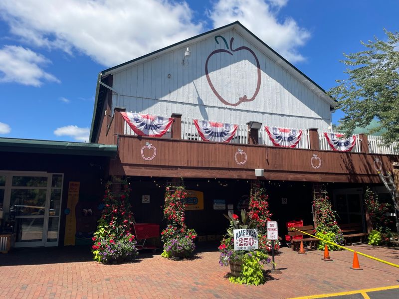 White House Fruit Farm, Canfield