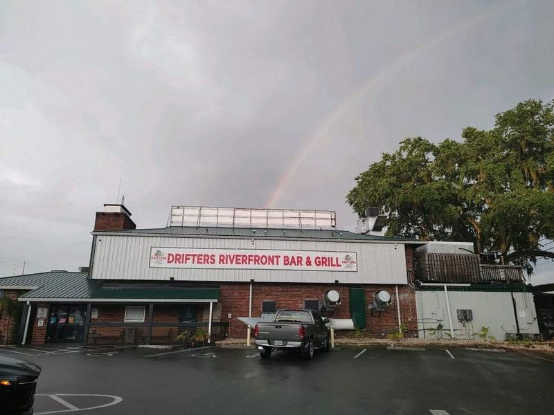Drifters Riverfront Bar & Grill, Astor