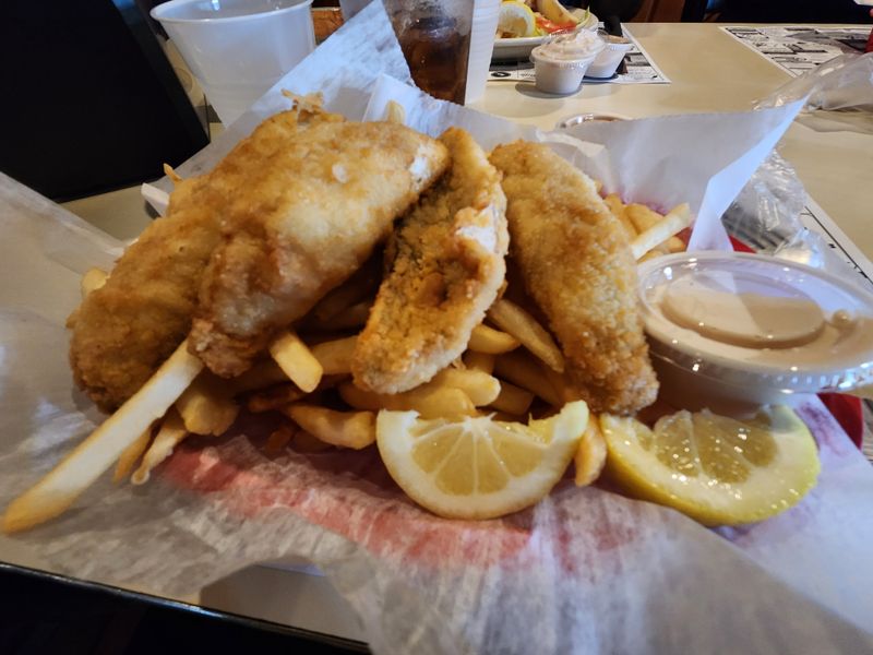 The Perfectly Crispy Fish That Justifies the Wait