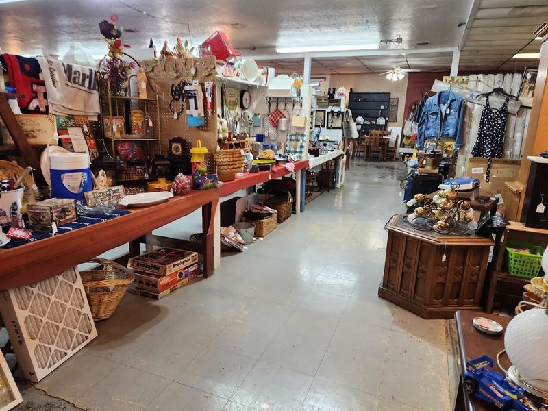 Wide-ranging antique and vintage mix Wide-ranging antique and vintage mix