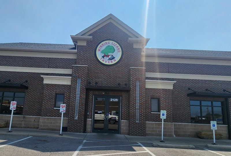 Winking Lizard Tavern, Avon