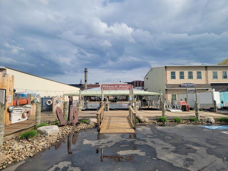 Woody's Backwater BARge & Grill, Erie