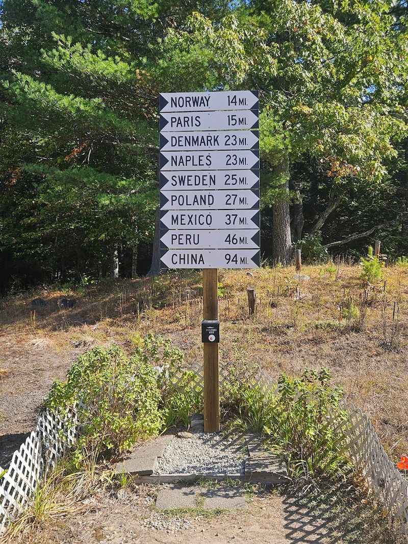 World Traveler Signpost, Lynchville World Traveler Signpost, Lynchville