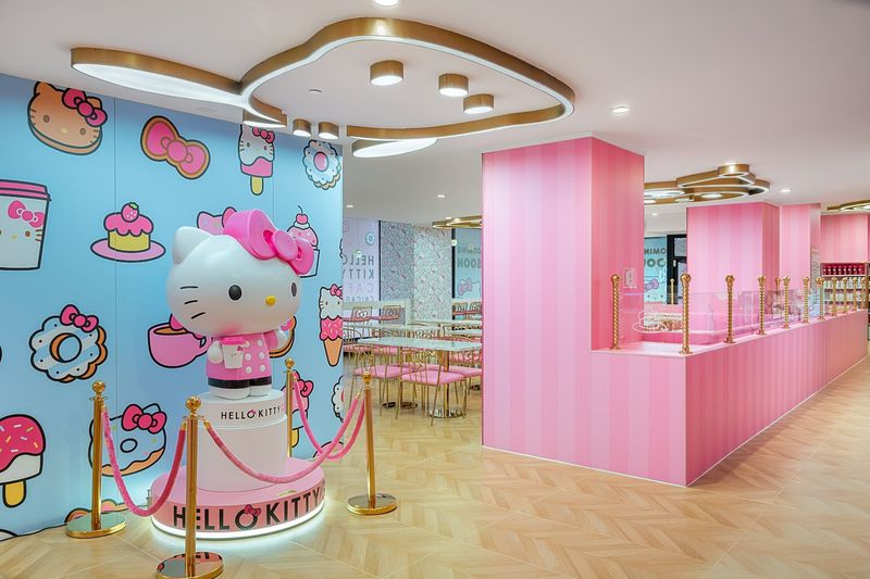 World's Largest Hello Kitty Cafe 